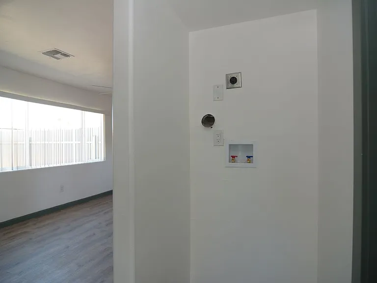 2552 E Silver St — Photo 8