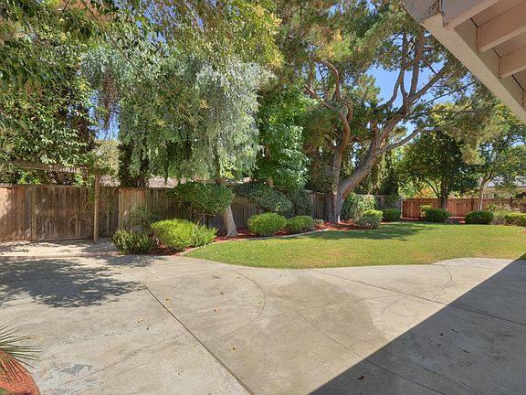 Oversized Backyard: Large lot