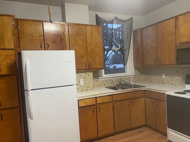 2nd image of 521 W Franklin St