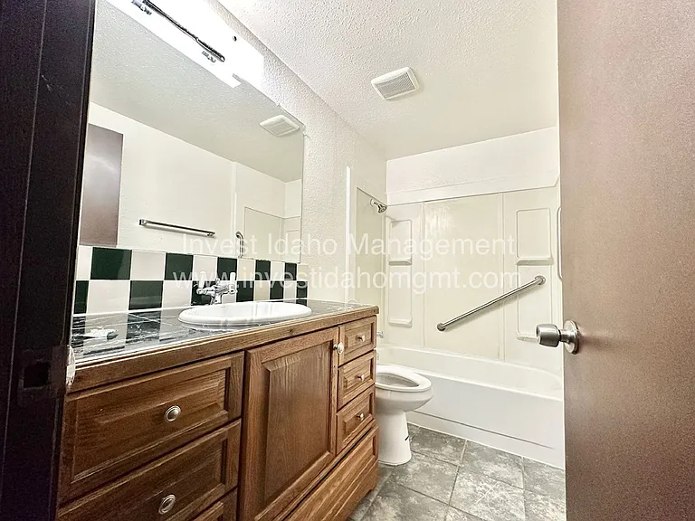 1097 Melrose — Photo 4