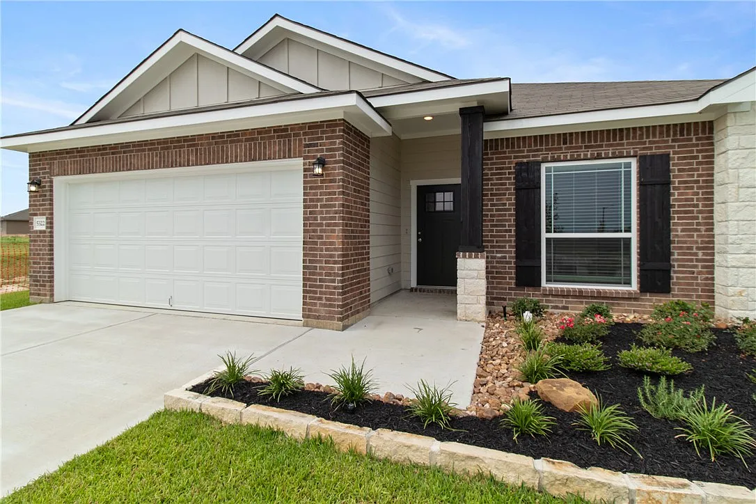 3 bed, 1404 sqft, $2,200 — Photo 2