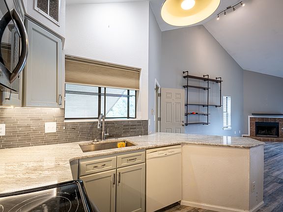 4th image of 595 Manhattan Dr Unit 201