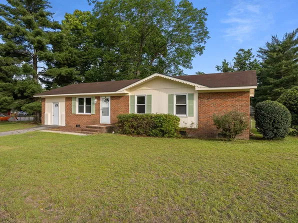 54 Rolling Springs Dr, Spring Lake, NC 28390