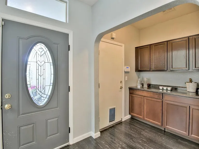 240 Bloomfield Ct — Photo 2