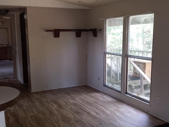 3rd image of 176 Kerrie Ln W
