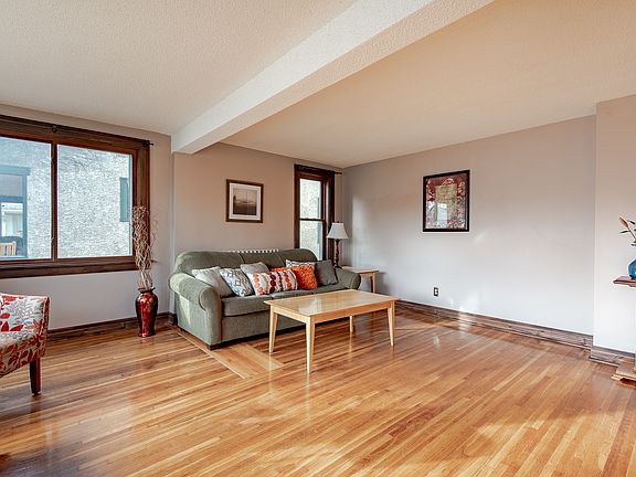 4th image of 1007 Hawthorne Ave E