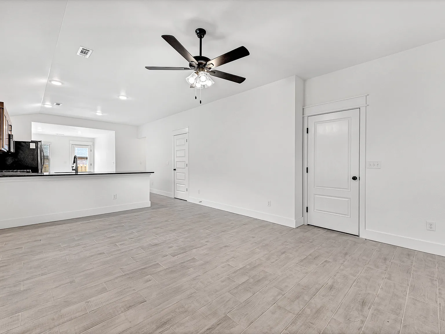 2031 Bluebonnet Ln — Photo 3