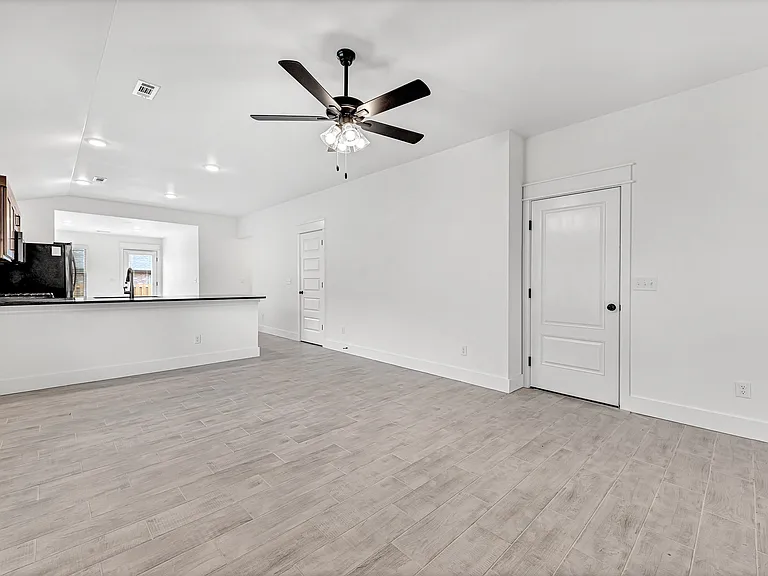 2031 Bluebonnet Ln — Photo 3