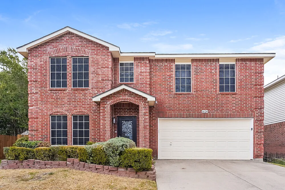 3 bed, 2.5 bath, 2318 sqft, $2,305 — Photo 1