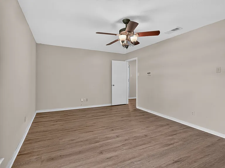2305 Shady Creek Dr — Photo 17