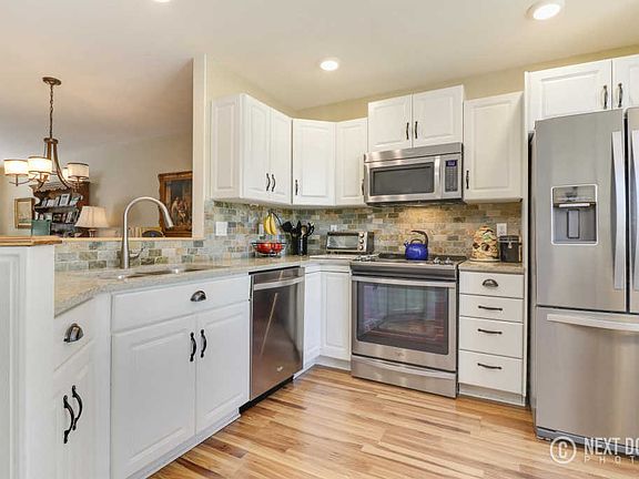 4th image of 817 Claremont Ct