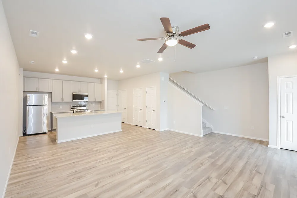 3 bed, 2.5 bath, 1682 sqft, $2,905 — Photo 4