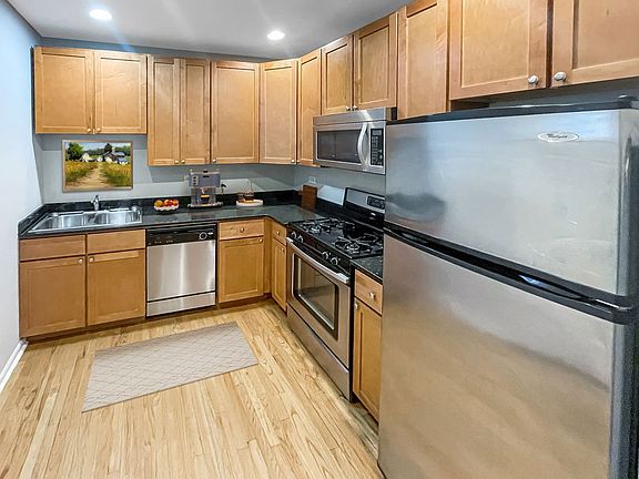 2nd image of 1905 W Wilson Ave APT 2D