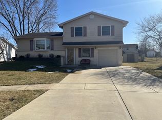 1429 Parker Pl, Elk Grove Village, IL 60007