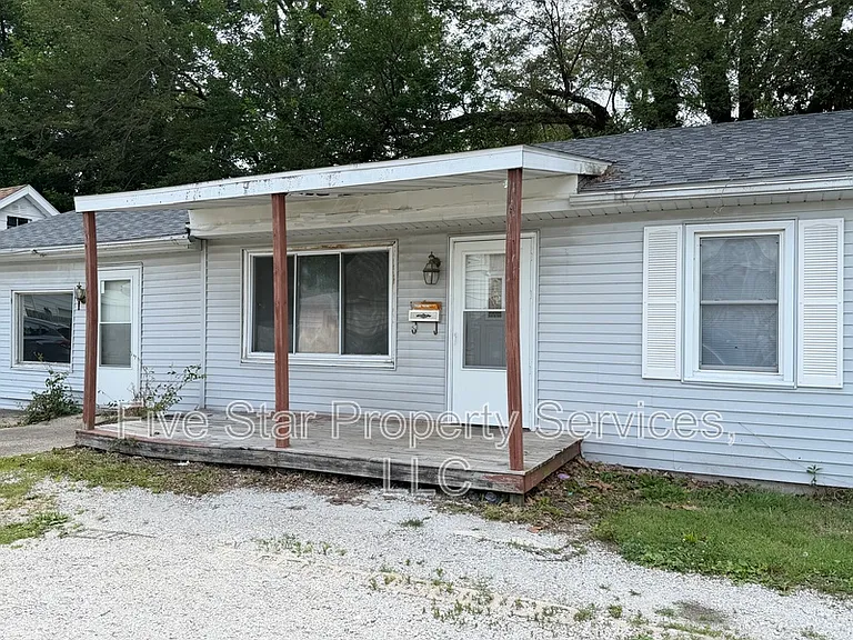 1028 W Iles Ave — Photo 2