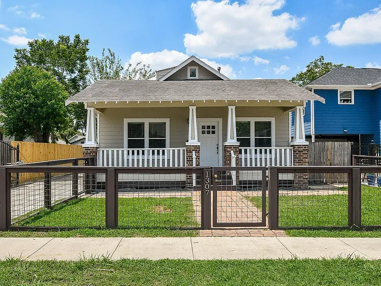 1307 Walton St — Photo 1