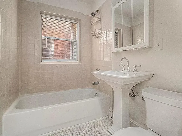 317 E 43rd St #1E — Photo 8