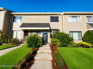 18 Arrowood Ct, Staten Island, NY 10309