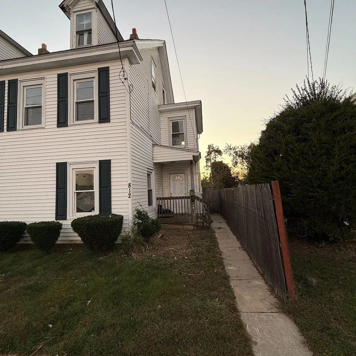 3 bed, 1.0 bath, 1228 sqft, $2,200 — Photo 1