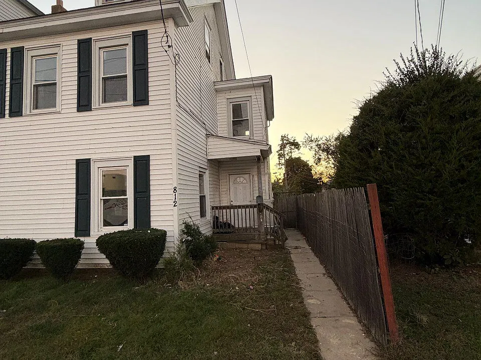 812 High St N