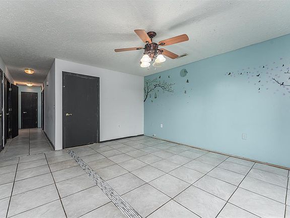 3rd image of 815 W 8th St