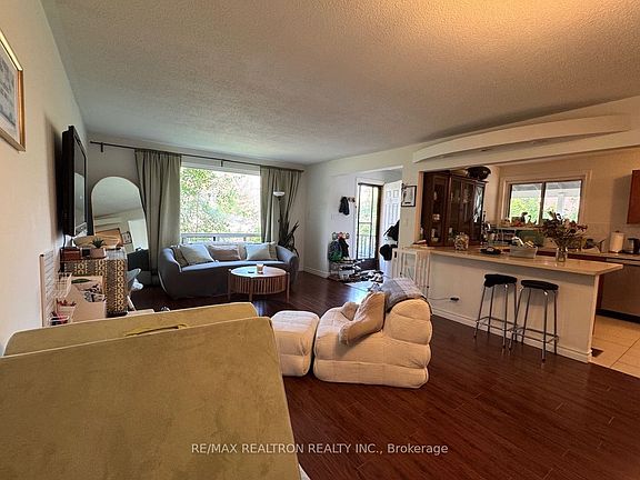 3rd image of 22 Rochelle Cres