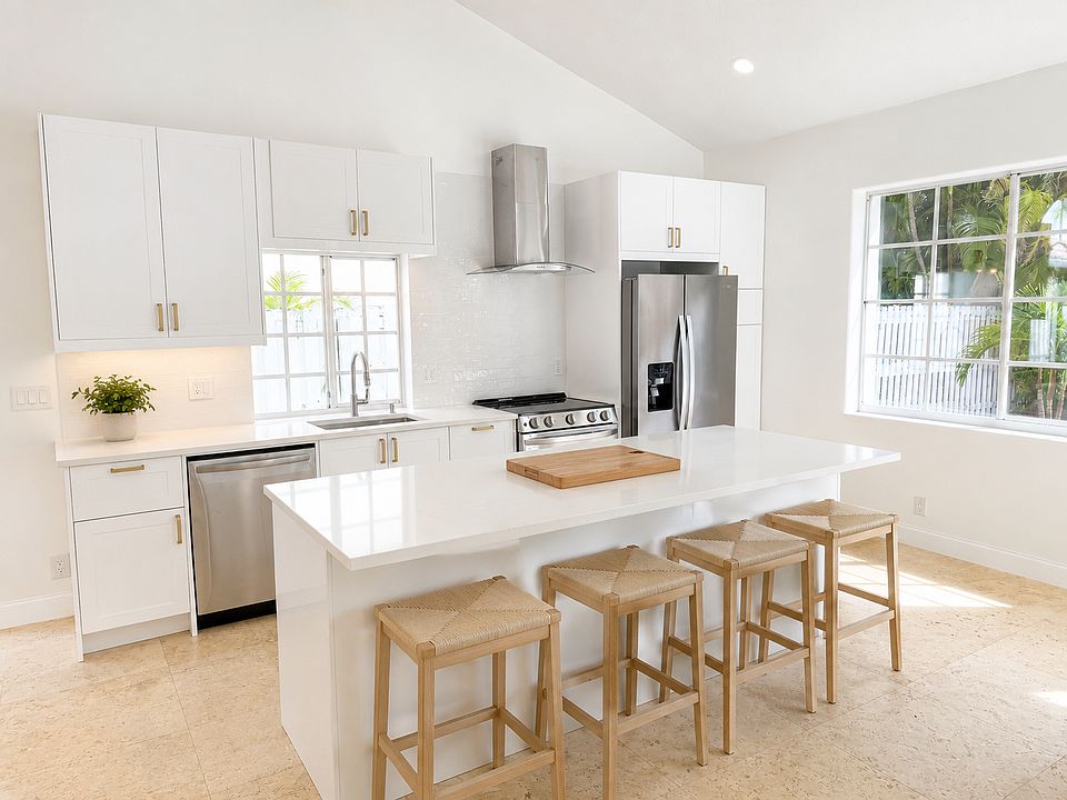 1st image of 1052 San Luis Rey