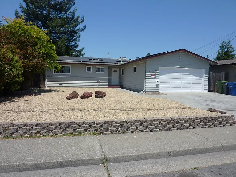 1441 Sierra Dr — Photo 1