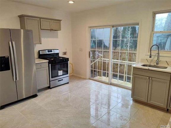 5th image of 105 Moriches Dr