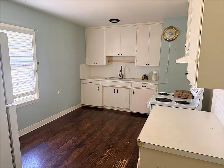 902 E Stone St — Photo 4