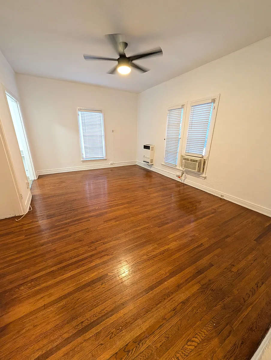 Building Photo - 329 S Cloverdale Ave #7