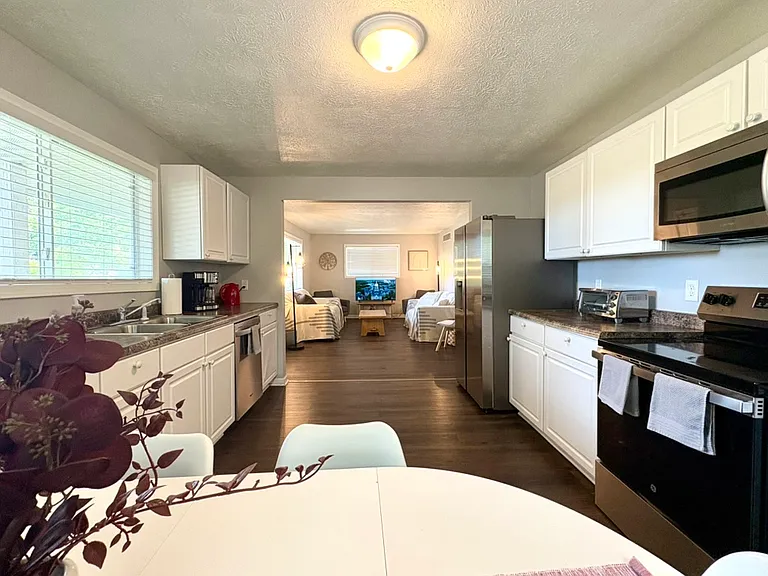 1124 N Twyckenham Dr — Photo 4