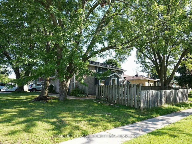100 Chaucer Cres — Photo 22