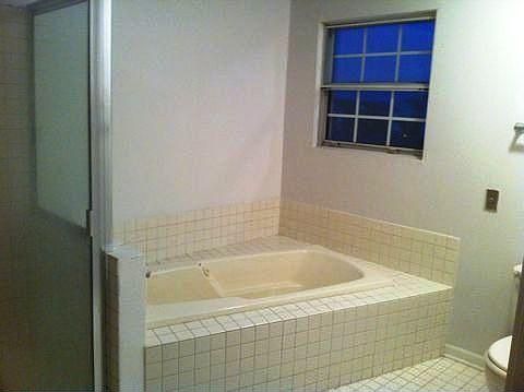 4th image of 1004 Bentley Ln