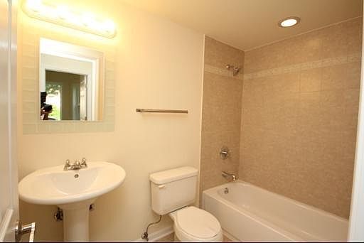 4th image of 5755 N Rockwell St #1C