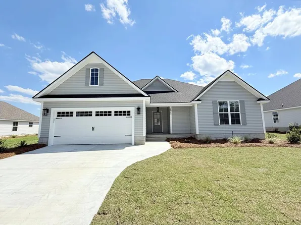3912 Landings Cir, Hahira, GA 31632