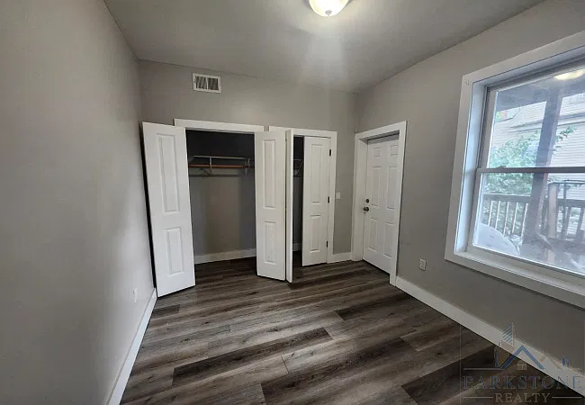 186 Hawthorne Ave — Photo 2