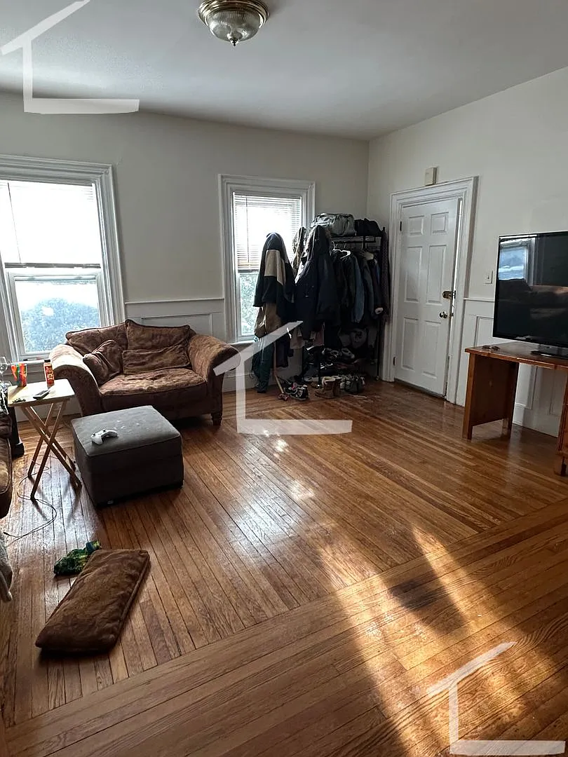 Large Unit in Allston, Eat-in Kitchen, Laundry, Parking — Photo 2