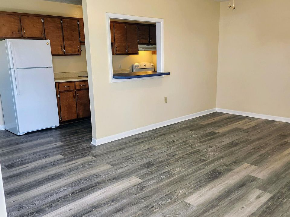 New LVP throughout this remodeled 1 bed 1 bath on PCB.