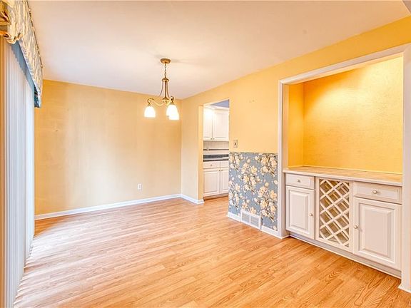 5th image of 1452 Charlesgate Cir