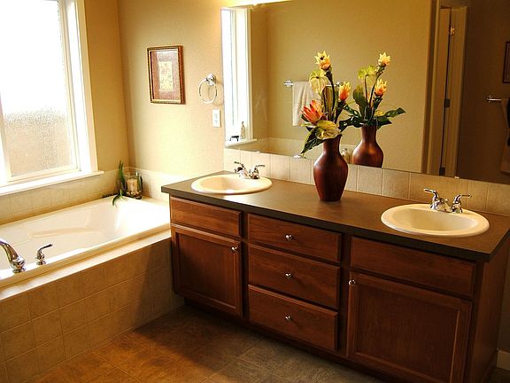 Master bath w/soaker tub