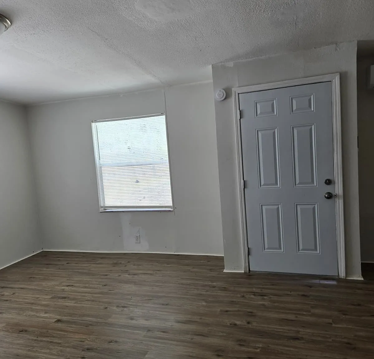 4 bed, 2016 sqft, $1,450 — Photo 3