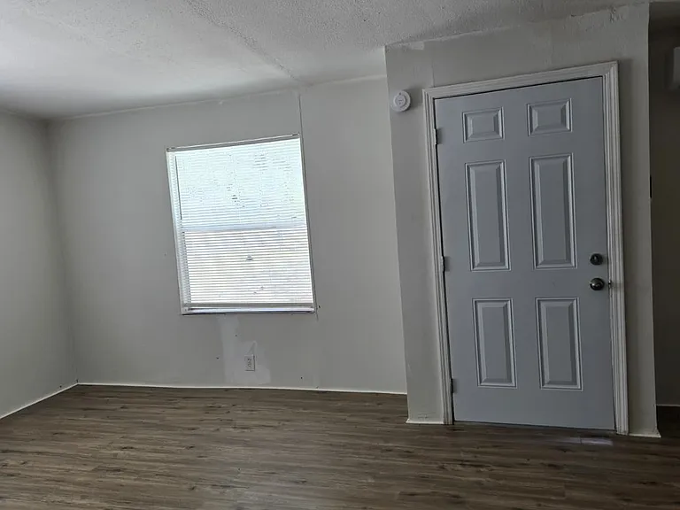 589 Anna Ave — Photo 3