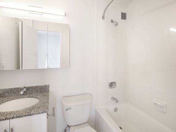 4th image of 55 River Dr #1604