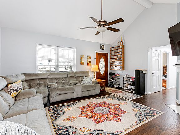 4th image of 3018 West Dr