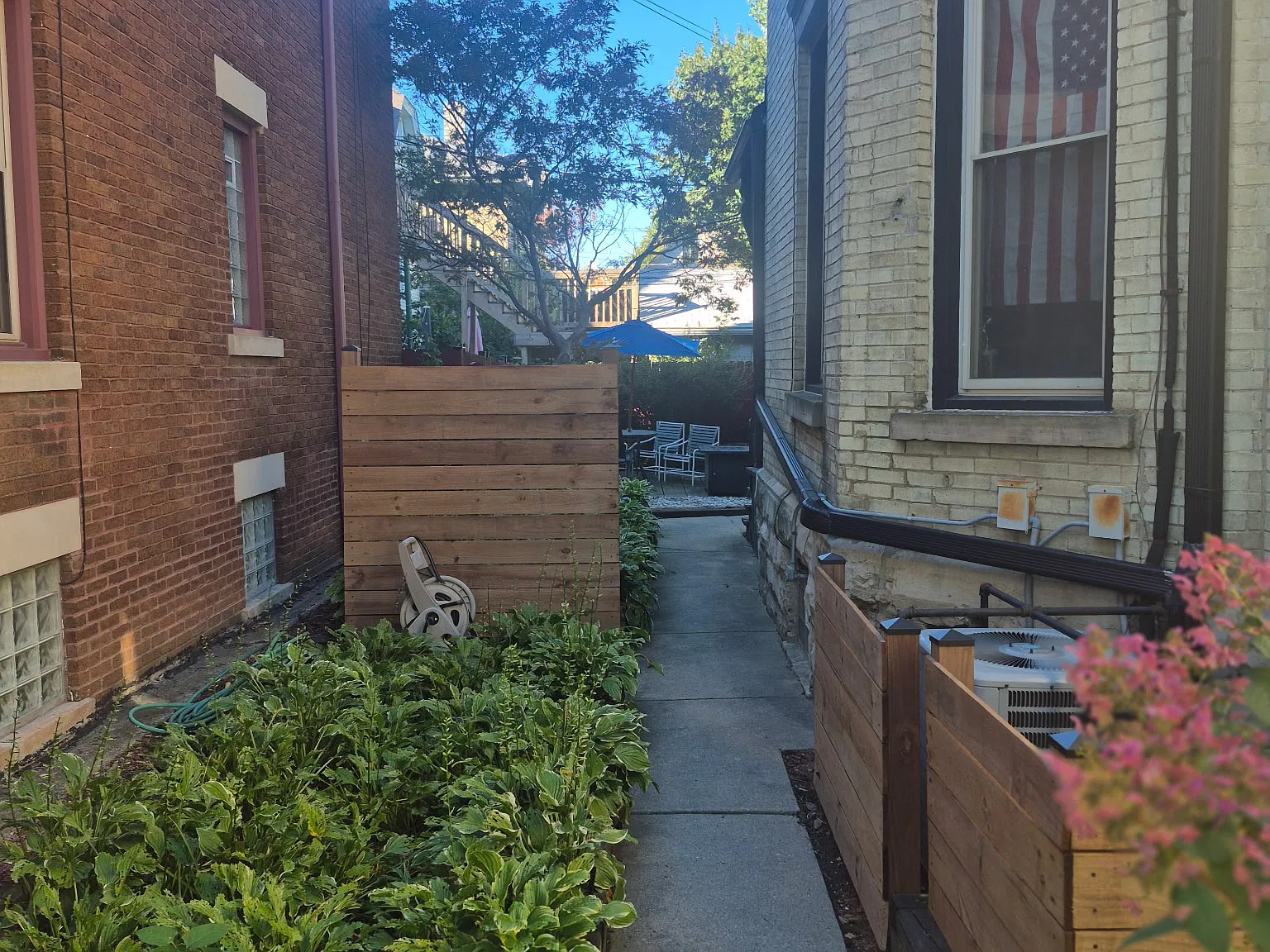 2 bed, 1000 sqft, $1,550 — Photo 2