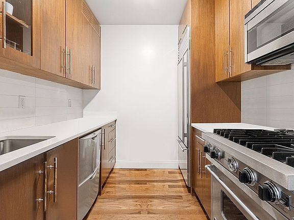 4th image of 88 Greenwich St APT 902