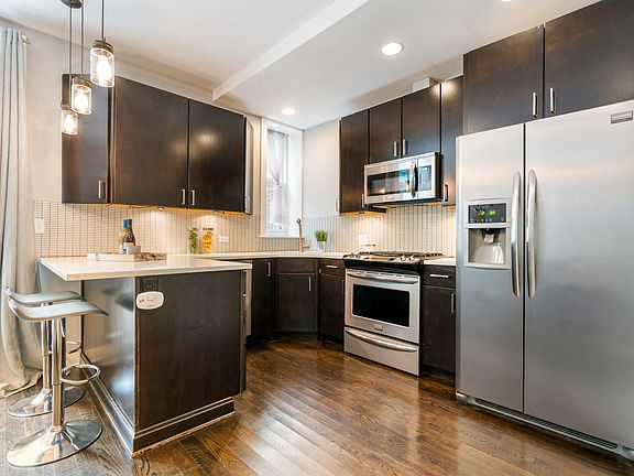 3rd image of 1525 N Claremont Ave APT 1A
