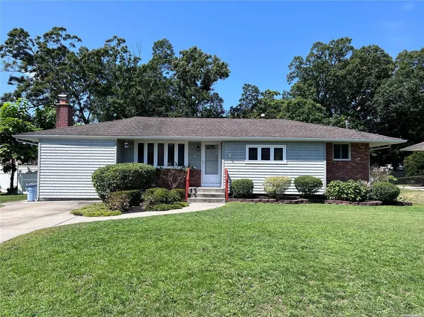 26 Newtown Avenue, Selden, NY 11784