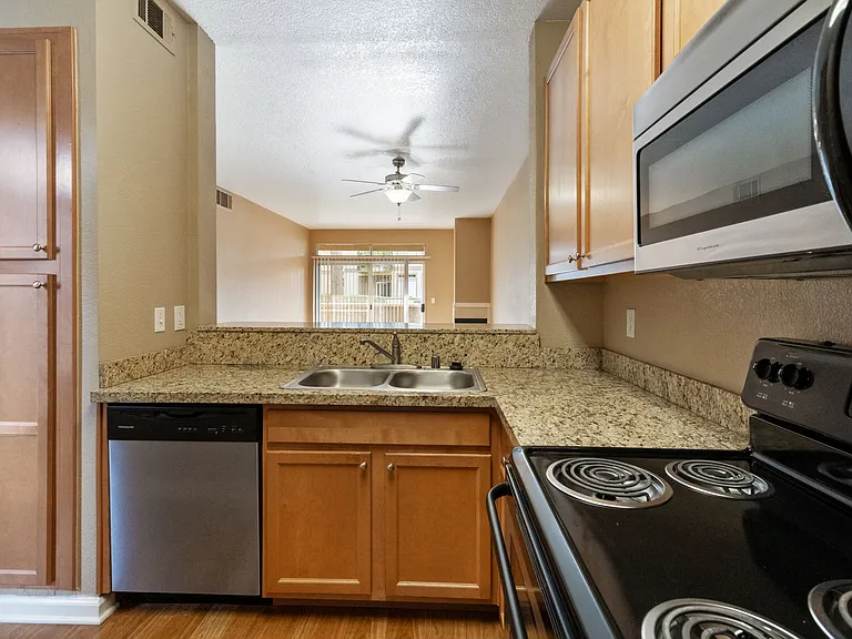 Larkspur Woods Apartment Homes — Photo 9